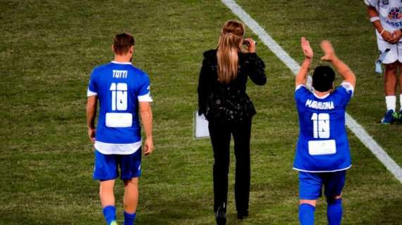 UNITI PER LA PACE - Bianchi-Blu 4-3, un tempo e un gol per Totti. FOTO!