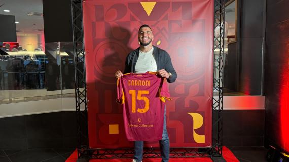 Regalo speciale a Faraoni: la maglia giallorossa per la sfida contro Akira Jr