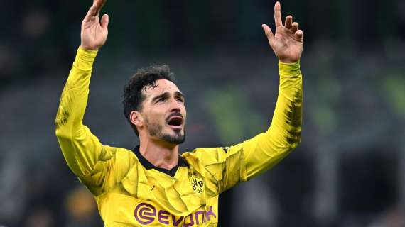 L'arrivo di Hummels al Signal Iduna Park in monopattino. VIDEO!