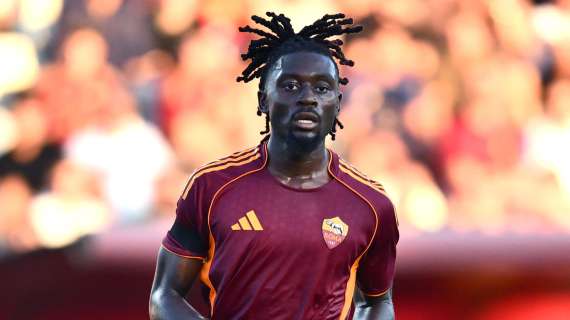 Un giornalista si presenta con la maglia della Roma: la reazione di Koné. VIDEO!
