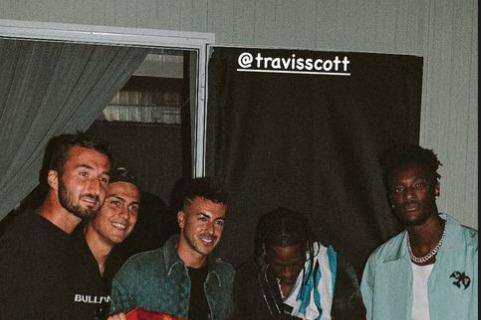 Abraham, Cristante, Dybala, El Shaarawy al concerto di Travis Scott: maglie regalate al rapper. FOTO!