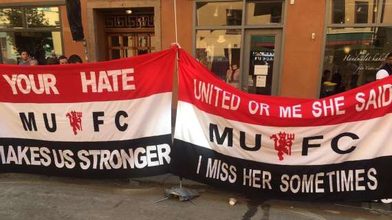 Manchester United, protesta dei tifosi al centro di allenamento: "Glazer out"