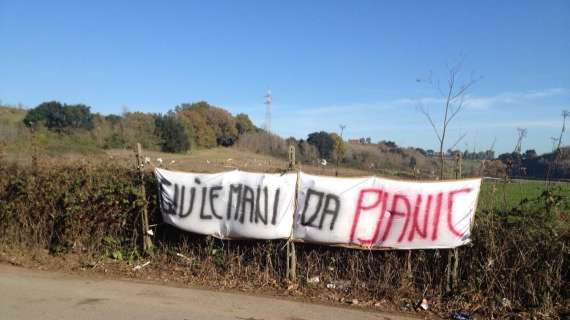 Trigoria, esposto dai tifosi lo striscione "Giù le mani da Pjanic". FOTO!