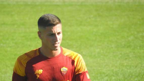 La Roma celebra il gran gol di Cherubini in Primavera. Ma Zalewski contesta: "Era un cross…”