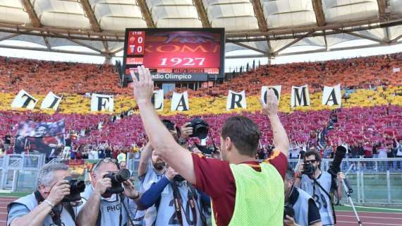 Striscione per Totti: "Del calcio moderno hai vinto la più grande battaglia. 25 anni con la stessa maglia"