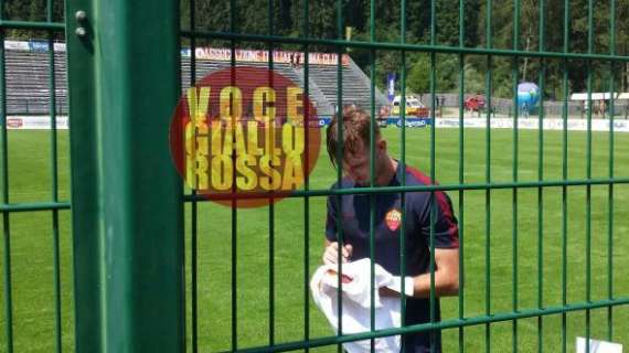 Gyomber e Spalletti firmano autografi dopo l'allenamento. FOTO!