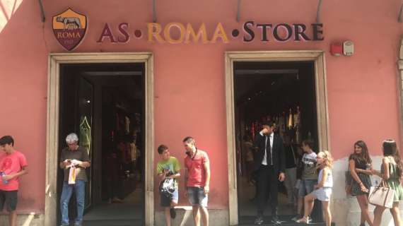 AS Roma Store di Piazza Colonna chiuso per lavori