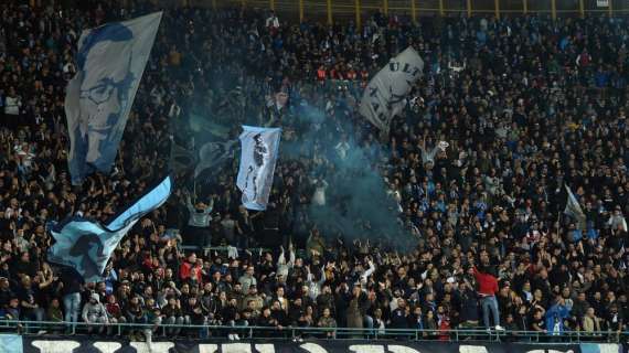 Striscione da parte dei tifosi del Napoli in Champions League: "Roma AIDS"