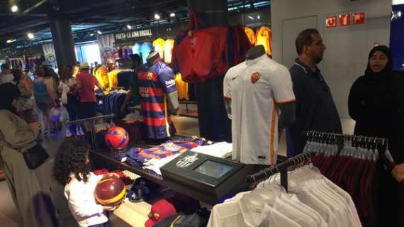 La maglia della Roma in vendita al Megastore del Camp Nou. FOTO!