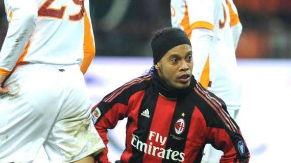 Ronaldinho lancia la mostra con i quadri sulla carriera