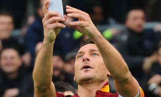 Accadde oggi - Gol pazzesco di Totti al derby e selfie sotto la Sud. Daily Mirror: "Lui può fare ciò che vuole", De Rossi: "Chi dice che siamo nemici è un maiale"