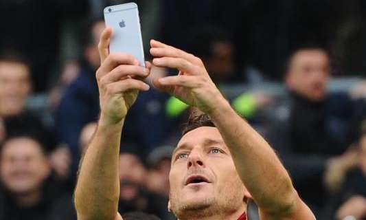 Sky Sport, a fine gara selfie dei giocatori della Roma col pubblico