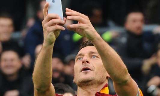 Accadde oggi - Totti salva la Roma e si scatta un selfie. Il Mirror: "Noi odiamo i selfie ma solo per i comuni mortali, Totti può fare ciò che vuole". Spalletti nel 2011: "Totti non è finito ed è la storia della Roma" 