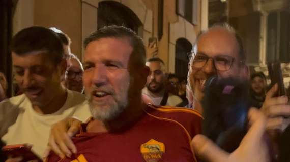 98° compleanno della Roma, Candela scende in mezzo ai tifosi. VIDEO!