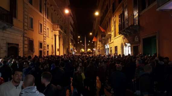 Liverpool-Roma - Centinaia di persone in fila a Via del Corso
