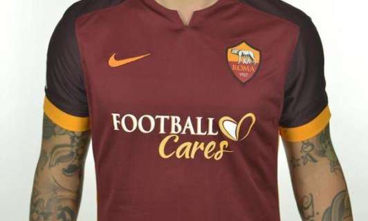 La maglia della Roma con il logo di Football Cares. FOTO!