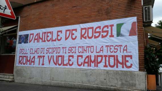 Striscione per Daniele De Rossi in Via Vetulonia. FOTO!