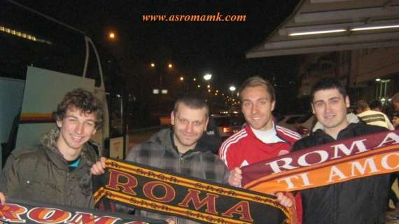 Macedonia-Danimarca, Eriksen si fa le foto con alcuni tifosi della Roma. FOTO!