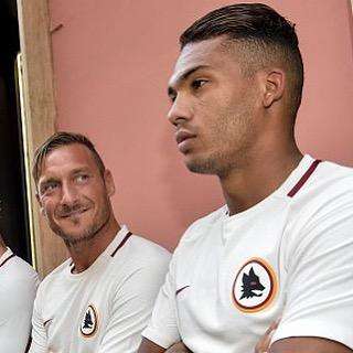 Instagram, Juan Jesus racconta il suo Totti: "Ero piccolo quando in Brasile arrivavano le leggende su quel numero 10 della Roma. Auguri Francesco"