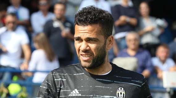 Dani Alves condannato per violenza sessuale, imbrattata la statua nella sua città natale