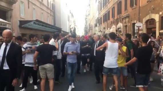 Twitter, Nainggolan riceve l'affetto dei tifosi a Via del Corso. VIDEO!