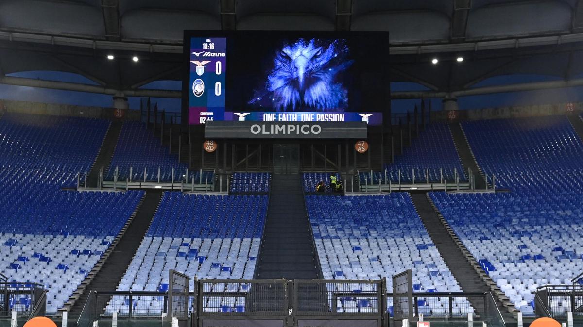 Lazio-Parma, spunta una maglia della Roma in Tribuna Tevere