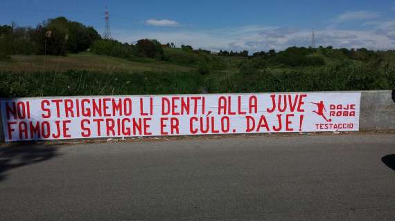 Striscione a Trigoria: "Sringiamo i denti, alla Juve facciamo stringere il c...o". FOTO!