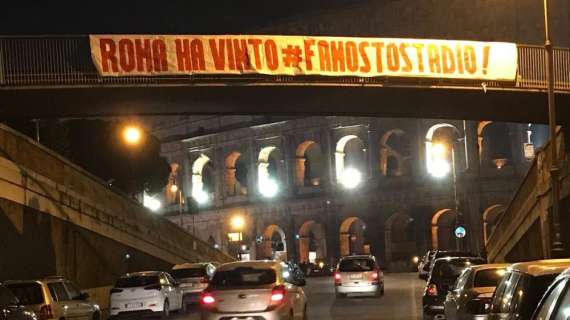 Striscione al Colosseo sul nuovo stadio: "Roma ha vinto". FOTO!
