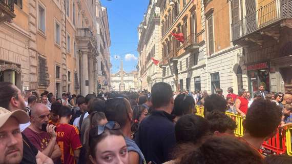 VIA DEL CORSO - Meet & Greet di Dybala con alcuni tifosi giallorossi. FOTO! VIDEO!