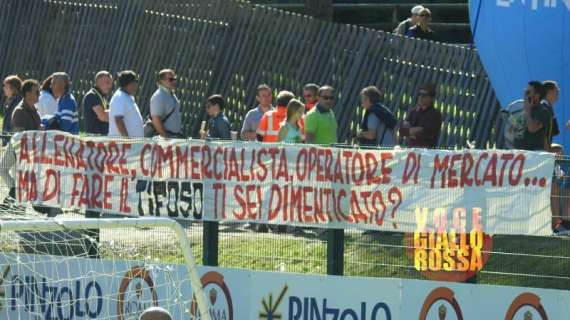 Striscione in tribuna: "Allenatore, commercialista, operatore di mercato… ma di fare il tifoso ti sei dimenticato?". FOTO!