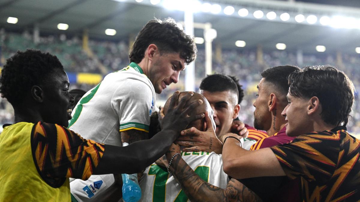 Hellas Verona-Roma - Esplode la gioia a fine gara, i giocatori celebrano Gasperini, calciatori sotto al settore ospiti