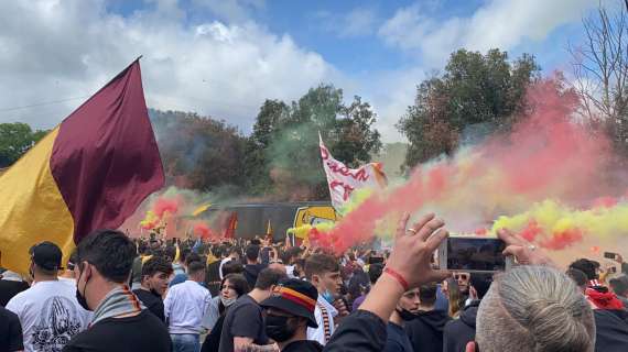 TRIGORIA - Tifosi incitano la squadra: "Roma è con voi!". I calciatori si affacciano per ringraziarli. FOTO! VIDEO!
