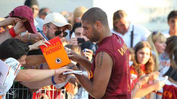 Adriano si ferma a firmare autografi