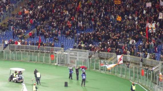 Toloi sotto la Curva Sud. FOTO!