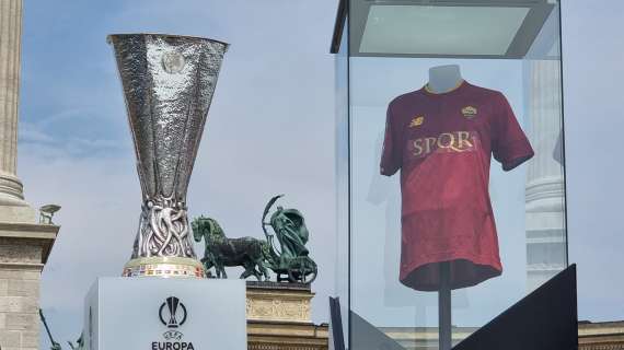 La coppa, le maglie e le foto delle squadre: ecco il Fan Festival dell'UEFA. FOTO!