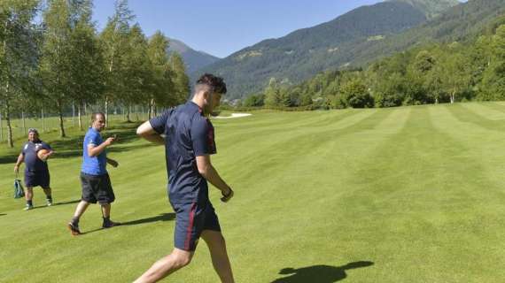 Mohamed Salah e Kostas Manolas in campo per giocare a foot-golf