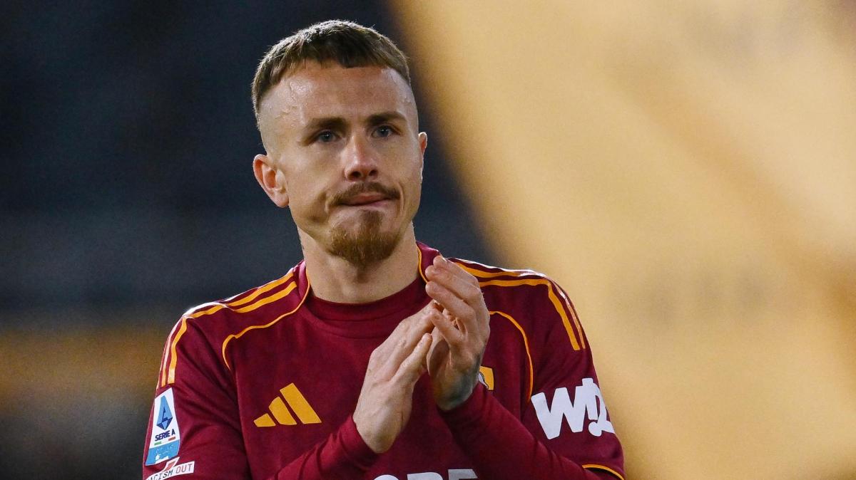 Roma-Lecce - Ovazione dell'Olimpico all'ingresso in campo di  Angelino