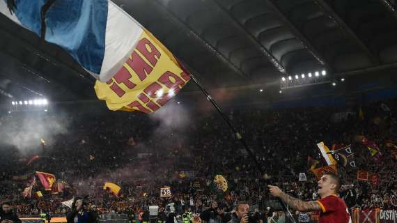 Roma-Lazio, i giallorossi sotto la Curva Sud al termine del match. Mancini incontenibile sventola una bandiera 