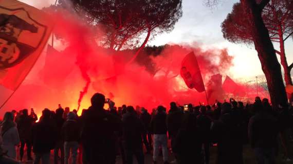 TRIGORIA - I tifosi giallorossi incitano la squadra con cori e fumogeni. La Roma si dirige verso lo stadio Olimpico. FOTO! VIDEO!