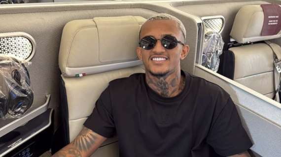 Calciomercato Roma - Wesley arriverà domani mattina alle 6:40. Il giocatore è sull'aereo. FOTO!