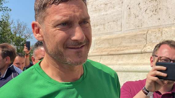 Striscione in Sud: "Francesco Totti per sempre"