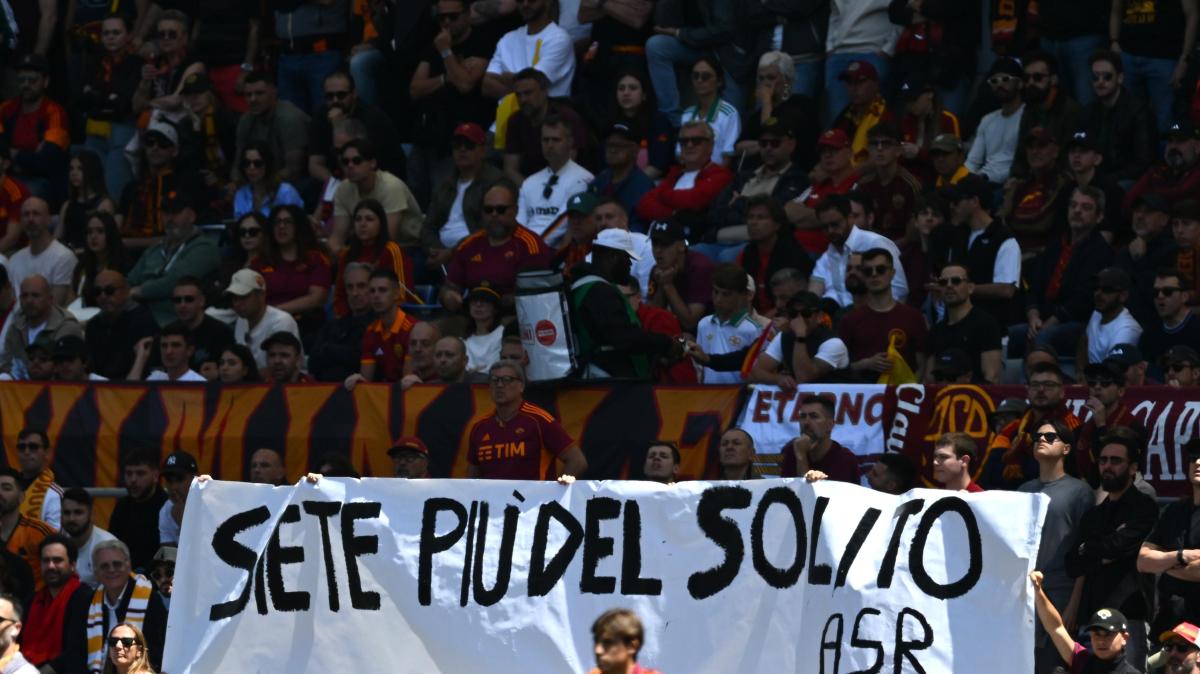 Roma-Lazio - Striscione in Tribuna Tevere: "Siete più del solito"