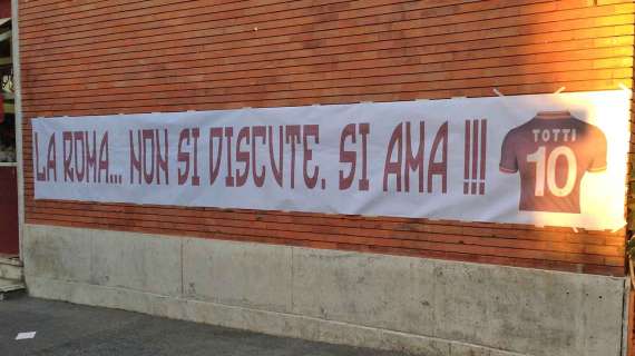 Striscione a Via Vetulonia: "La Roma...non si discute. Si ama!". FOTO!