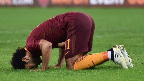 Infortunio alla caviglia per Salah: l'attaccante esce da Trigoria in stampelle. Sky, Assogna: "Non positive le ultime indiscrezioni"