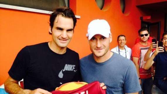 Federer: "Totti? Io e lui incarniamo i nostri sport. Nessuno può dirci quando smettere"