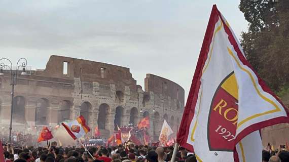 FESTA DELLA ROMA - La squadra al Colosseo. VIDEO!