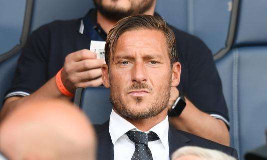 Totti: "Voglio far crescere la Roma come dirigente. Vogliamo prendere Schick"