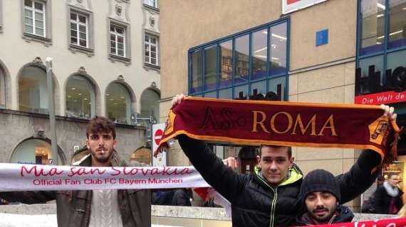 Scambio di sciarpe tra tifosi romanisti e tedeschi. FOTO!