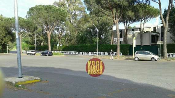 Lunghissimo striscione fuori Trigoria dedicato a Totti. FOTO!