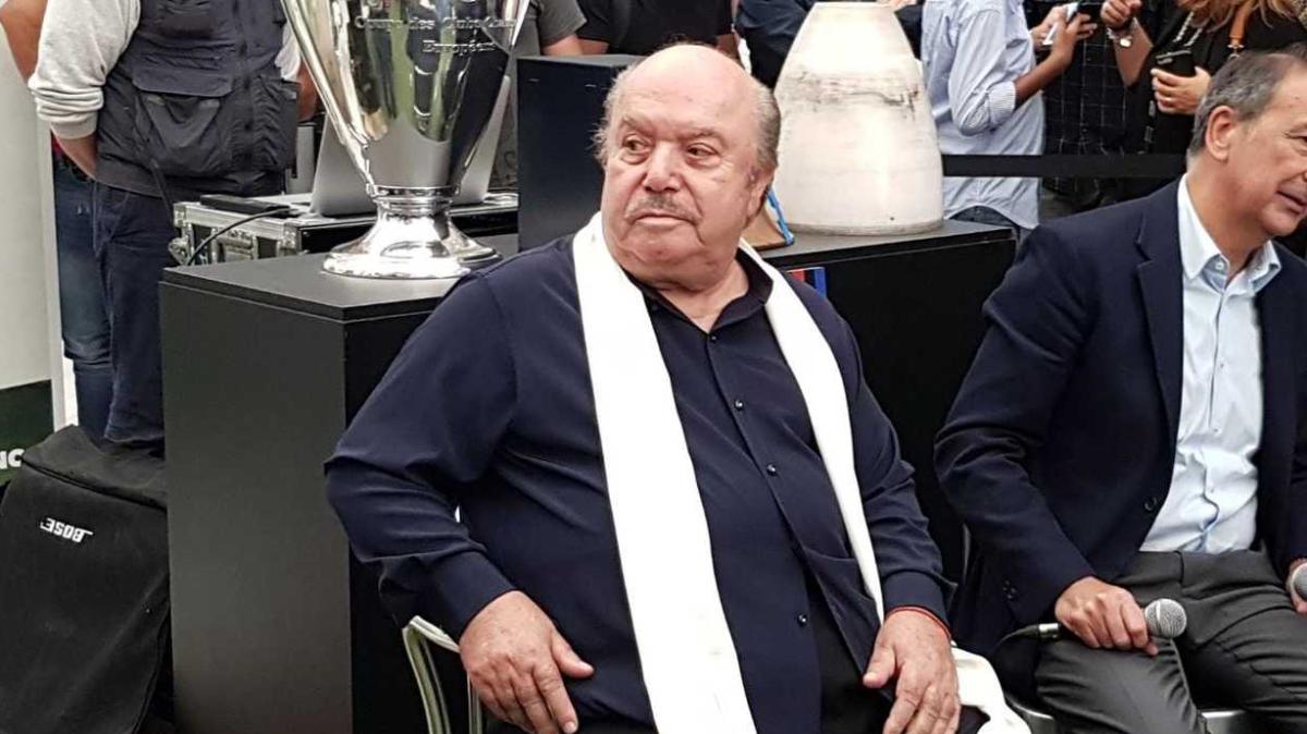 Lino Banfi in visita al Bernardini: foto con la squadra, Gasp gli consegna una maglia speciale